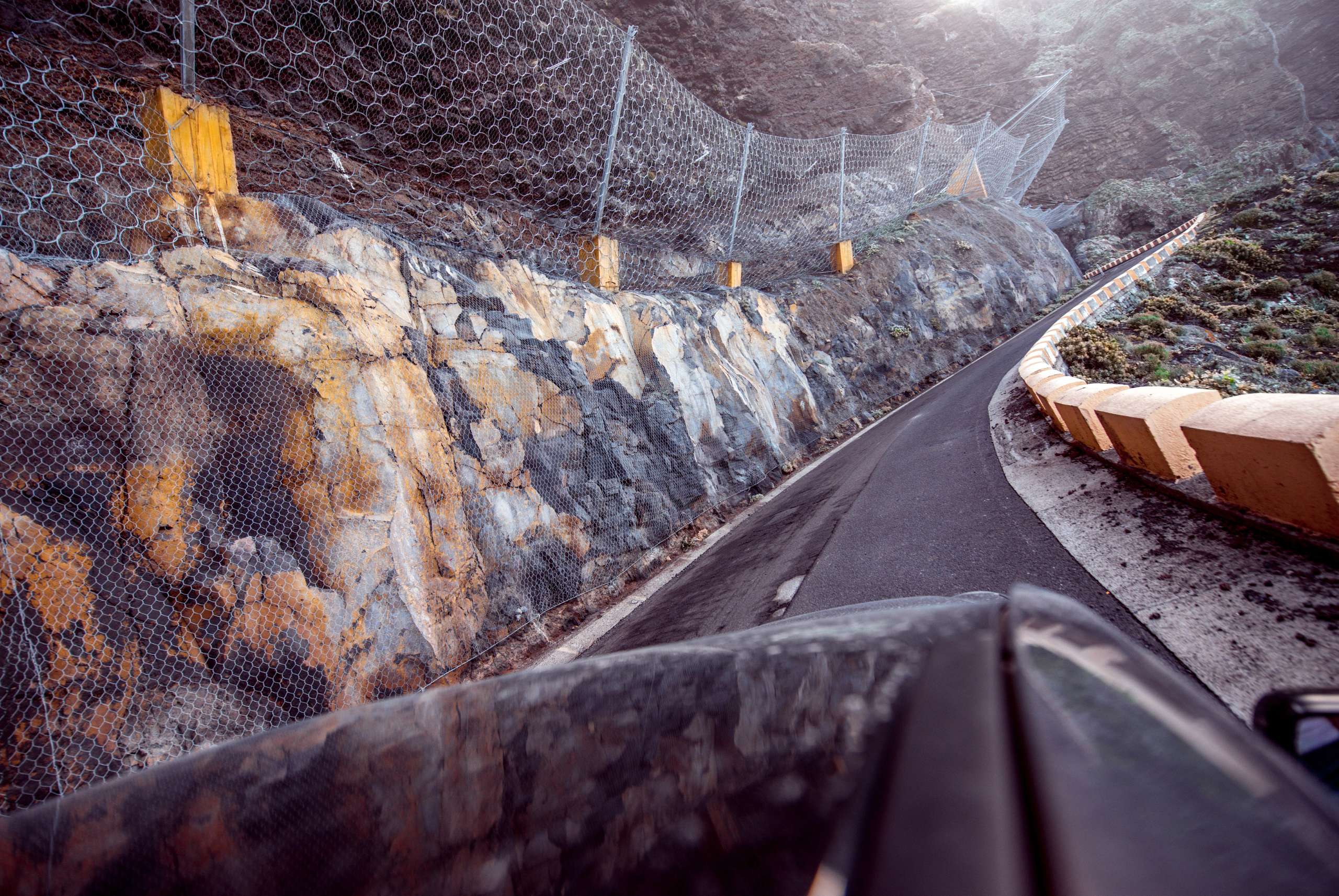 curso de manejo: un conductor está conduciendo por un camino peligroso