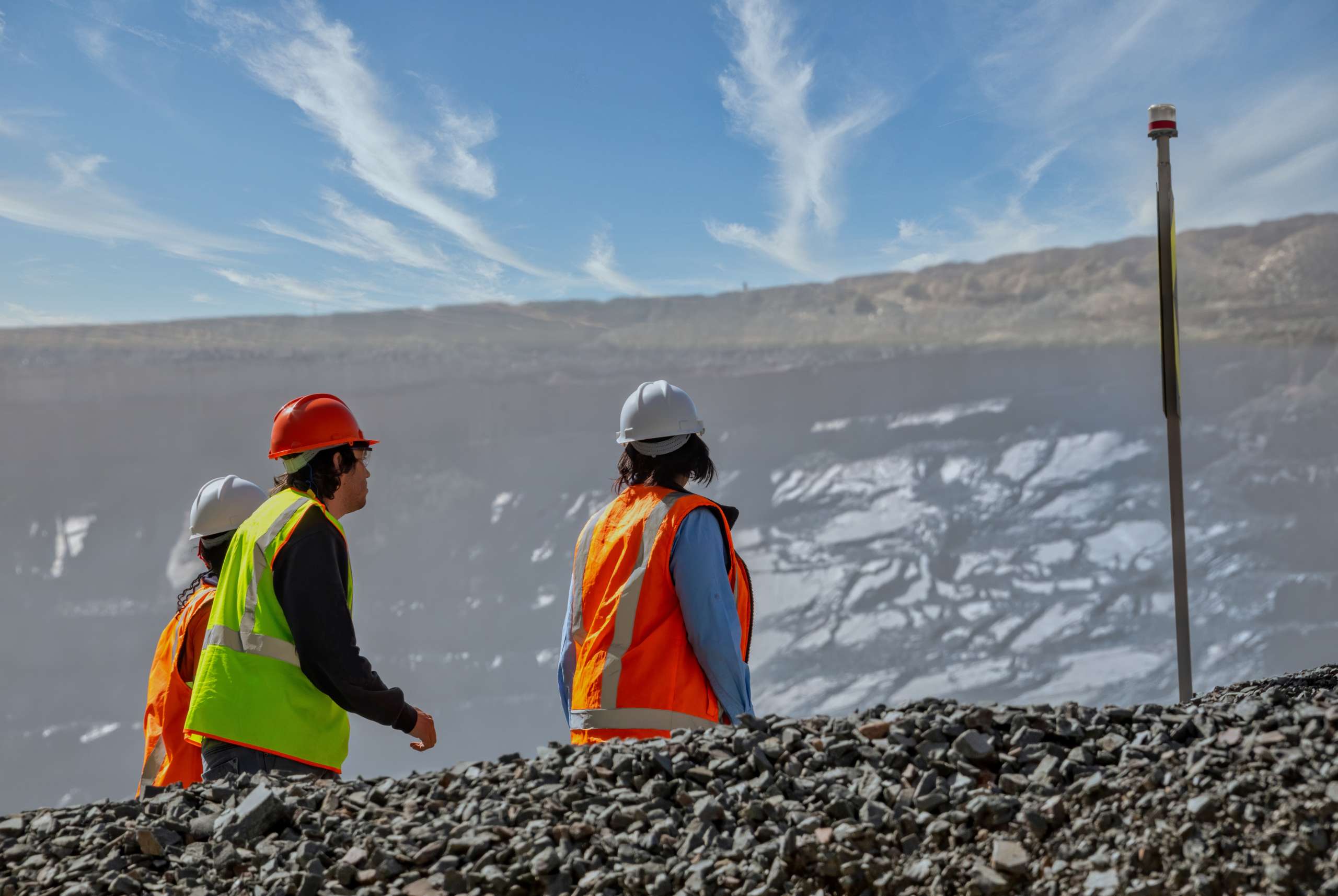 ¿dónde hacer examen de altura? Trabajadores en mina s a una alta altura.