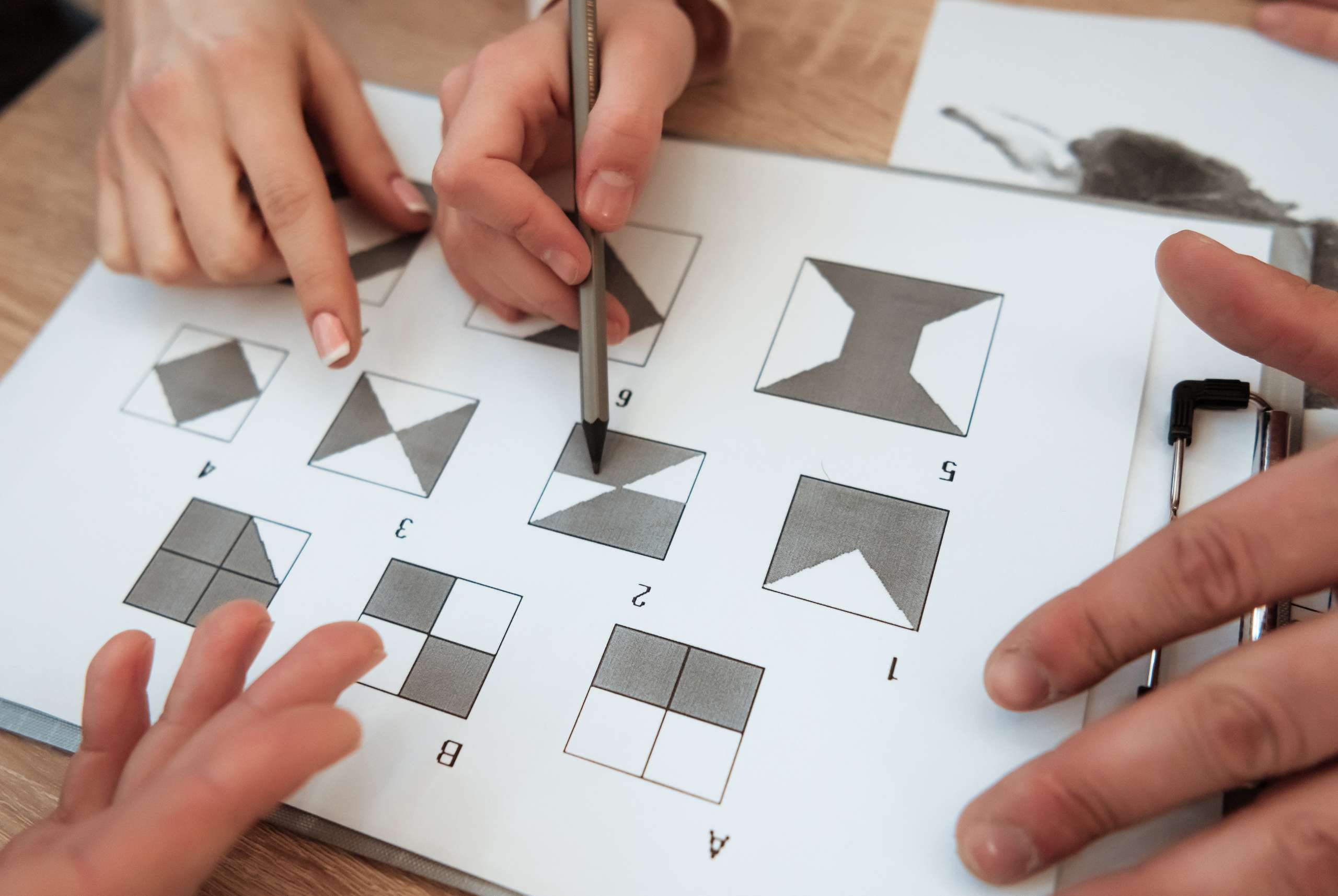 pruebas psicolaborales: un trabajador tomando test psicológicos